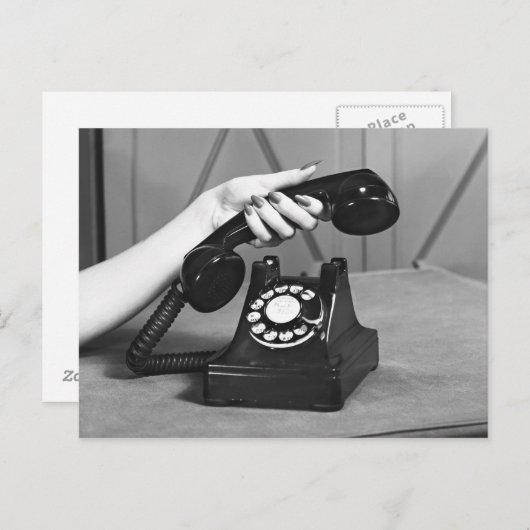 Vrouw die telefoon dichtbij van hand opneemt briefkaart (Voorkant / Achterkant)