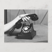 Vrouw die telefoon dichtbij van hand opneemt briefkaart (Voorkant)