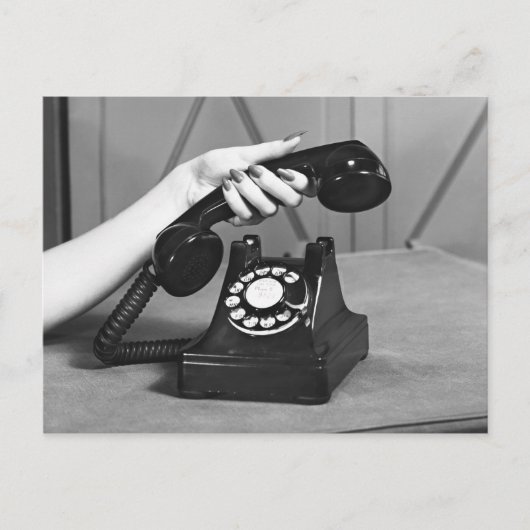 Vrouw die telefoon dichtbij van hand opneemt briefkaart (Voorkant)