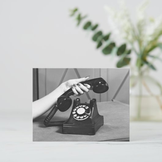 Vrouw die telefoon dichtbij van hand opneemt briefkaart (Staand voorkant)