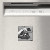 Vrouw die telefoon dichtbij van hand opneemt magneet (Insitu (Vaatwasser))