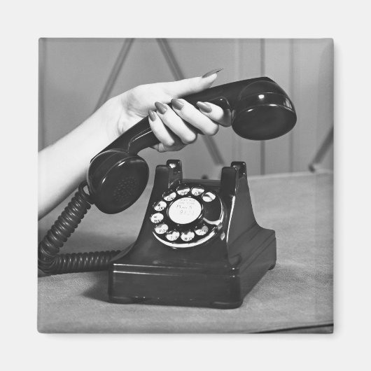 Vrouw die telefoon dichtbij van hand opneemt magneet (Voorkant)