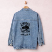 Vrouw die van boeken en katten houdt denim jacket (Hangar)