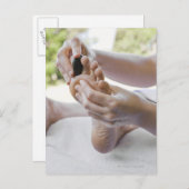 Vrouw die voetmassage krijgt met hete steen briefkaart (Voorkant / Achterkant)