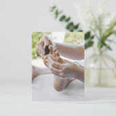 Vrouw die voetmassage krijgt met hete steen briefkaart (Staand voorkant)