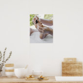 Vrouw die voetmassage krijgt met hete steen poster (Keuken)
