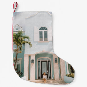 Vrouw die voor het gebouw zit kleine kerstsok