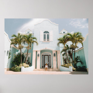 Vrouw die voor het gebouw zit poster