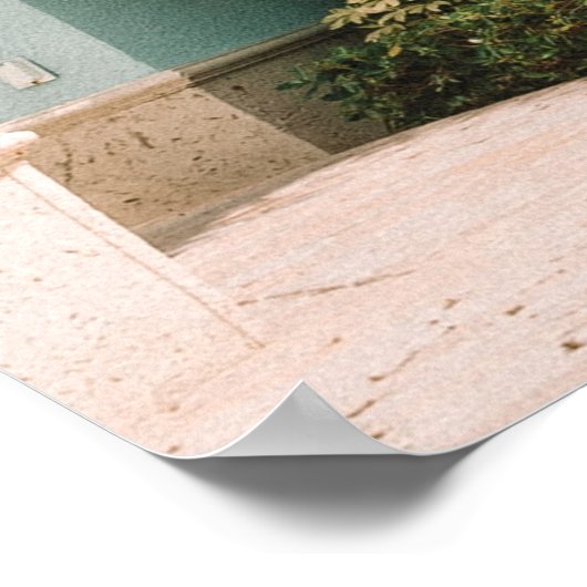 Vrouw die voor het gebouw zit poster (Hoek)