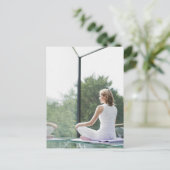 Vrouw die Yoga oefent Briefkaart (Staand voorkant)