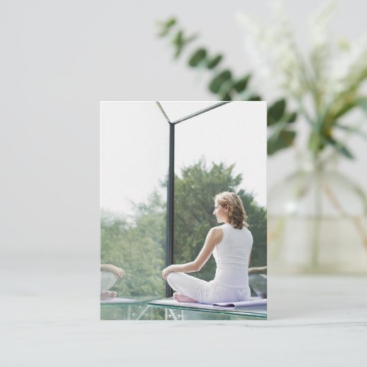Vrouw die Yoga oefent Briefkaart (Staand voorkant)