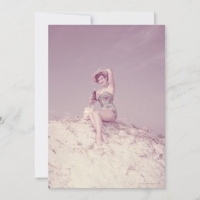 Vrouw die zich op strand terugtrekt (Voorkant)