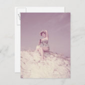 Vrouw die zich op strand terugtrekt briefkaart (Voorkant / Achterkant)