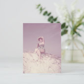 Vrouw die zich op strand terugtrekt briefkaart (Staand voorkant)