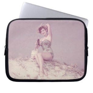 Vrouw die zich op strand terugtrekt laptop sleeve
