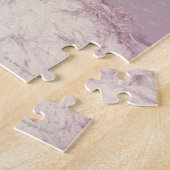 Vrouw die zich op strand terugtrekt legpuzzel (Zijkant)