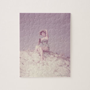 Vrouw die zich op strand terugtrekt legpuzzel