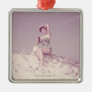 Vrouw die zich op strand terugtrekt metalen ornament