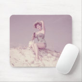 Vrouw die zich op strand terugtrekt muismat (Met muis)