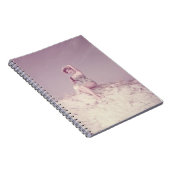 Vrouw die zich op strand terugtrekt notitieboek (Rechterzijde)