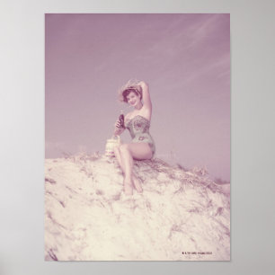 Vrouw die zich op strand terugtrekt poster