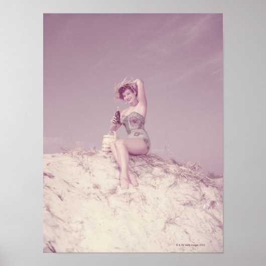 Vrouw die zich op strand terugtrekt poster (Voorkant)