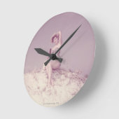 Vrouw die zich op strand terugtrekt ronde klok (Hoek)