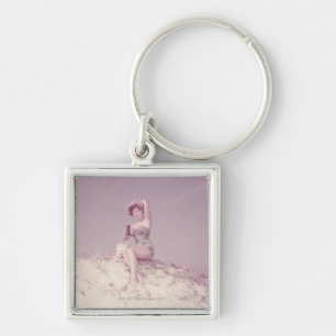 Vrouw die zich op strand terugtrekt sleutelhanger