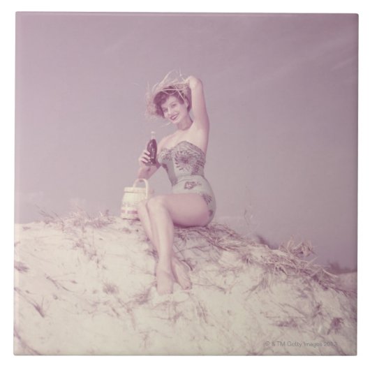 Vrouw die zich op strand terugtrekt tegeltje (Voorkant)