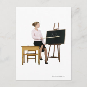 Vrouw docent aanwijsapparaat op het bord briefkaart