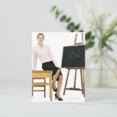 Vrouw docent Posing door Wooden Desk Briefkaart (Staand voorkant)