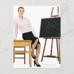 Vrouw docent Posing door Wooden Desk Briefkaart