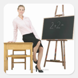 Vrouw docent Posing door Wooden Desk Vierkante Sticker