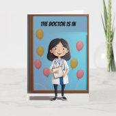 Vrouw Doctor is in Funny Doctor Board Verjaardag Kaart (Voorkant)