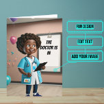 Vrouw Doctor is op Funny Doctor Birthday Kaart<br><div class="desc">Deze grappige arts verjaardagskaart is speciaal voor de arts / arts vriend of familielid in uw leven. Het ontwerp is kleurrijk en toont een kijk op de "Doctor is In" meme met een vrouw Afro-Amerikaanse dokter. Binnen hebben we precies de juiste boodschap geschreven om tot het moment te spreken; maar...</div>