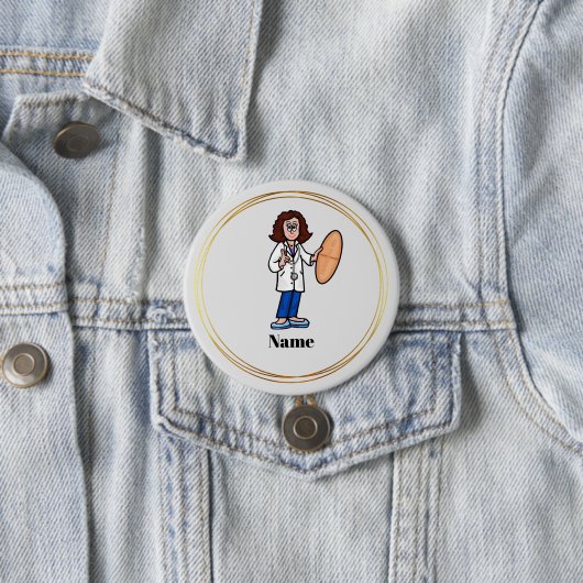 Vrouw Doctor met Big Pill Name Button (In situ)