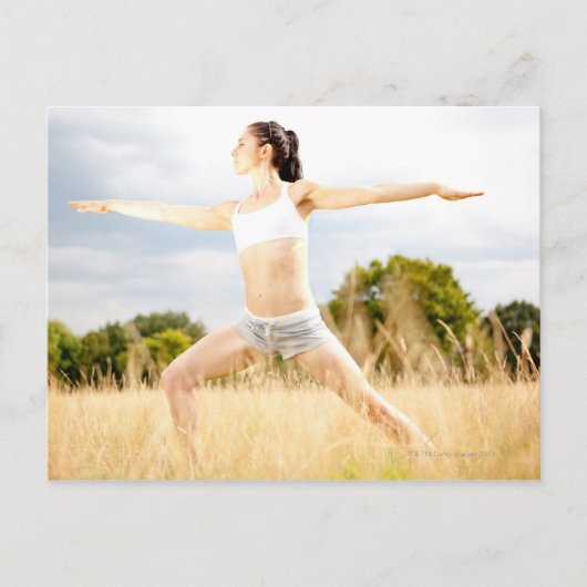 Vrouw doet Yoga Stretch Briefkaart (Voorkant)