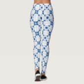 Vrouw draagt gebloemde legging met blauwe  (Achterkant)