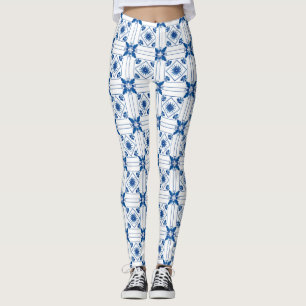 Vrouw draagt gebloemde legging met blauwe