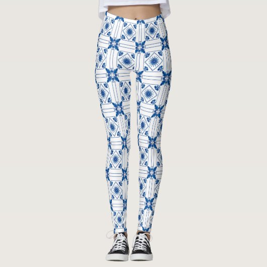 Vrouw draagt gebloemde legging met blauwe  (Voorkant)
