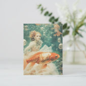 Vrouw draagt jurk met Goldfish Fantasy Zwemmen Briefkaart (Staand voorkant)