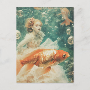 Vrouw draagt jurk met Goldfish Fantasy Zwemmen Briefkaart