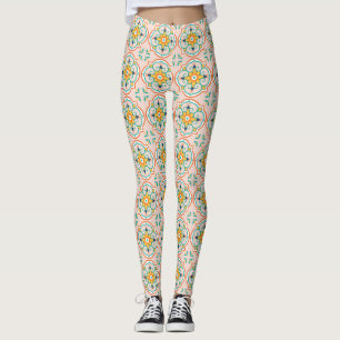 Vrouw draagt leggings met een bloemtegels-motief