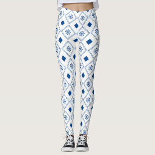 Vrouw draagt witte legging met blauwe geometrische