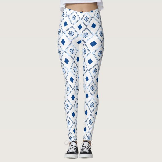 Vrouw draagt witte legging met blauwe geometrische (Voorkant)
