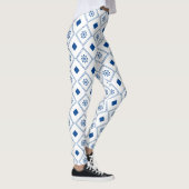 Vrouw draagt witte legging met blauwe geometrische (Rechts)