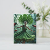 Vrouw draait rond in een jurk gemaakt van plant bu briefkaart (Staand voorkant)