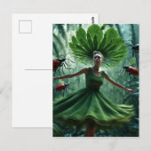 Vrouw draait rond in een jurk gemaakt van plant bu briefkaart (Voorkant / Achterkant)