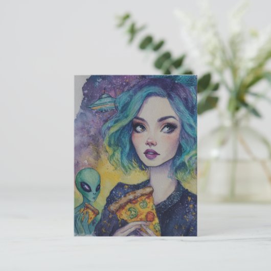 Vrouw eet pizza met een alien briefkaart (Staand voorkant)