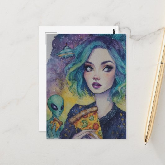 Vrouw eet pizza met een alien briefkaart (Voorkant / Achterkant in situ)